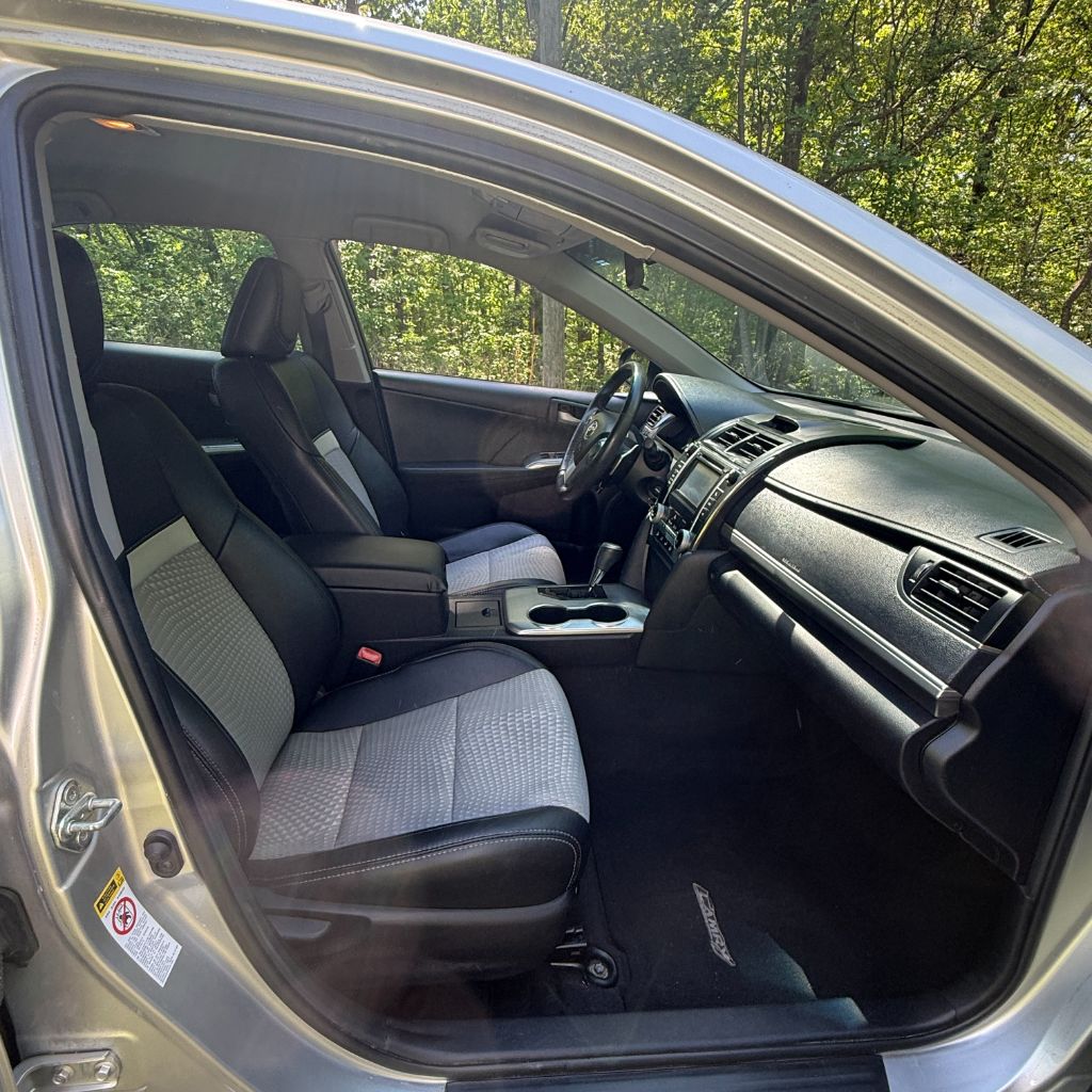 2012 Toyota Camry SE - Photo 12