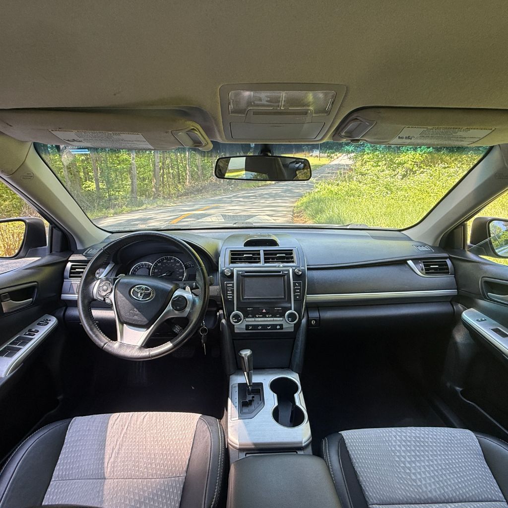2012 Toyota Camry SE - Photo 18
